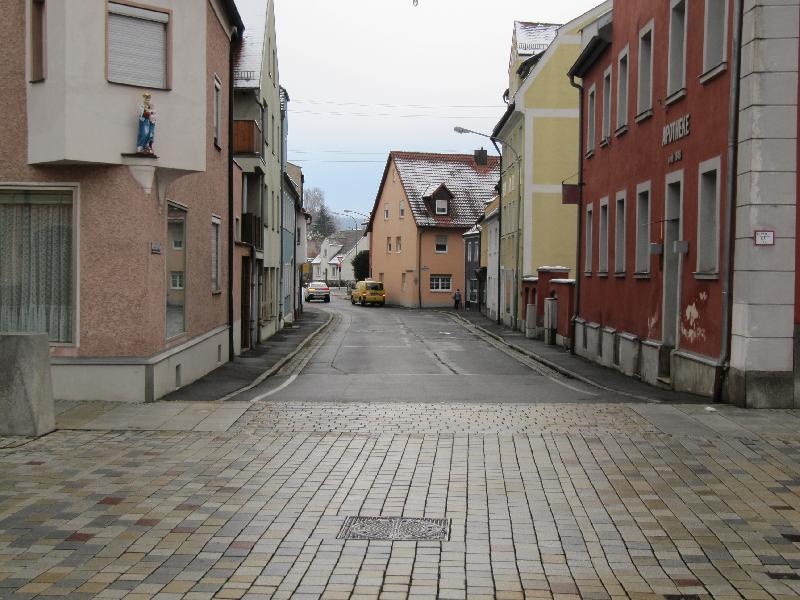 Vom Marktplatz Richtung B 14 wird der Sanierungsbedarf deutlich. Es ist schon jetzt für Busse und LKW im Begegnungsverkehr recht eng, eine Fahrradspur dürfe schwierig werden. - Foto von Gerhard Fleischmann