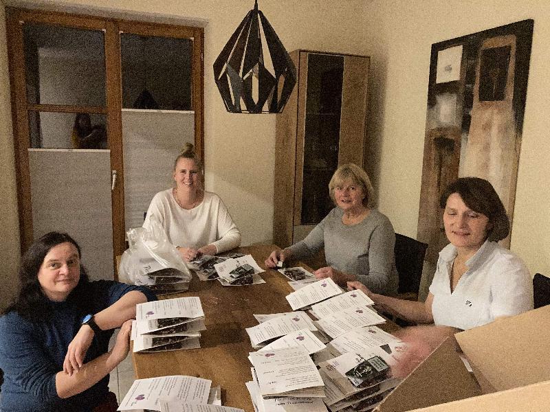 Beim Zusammenstellen der KDFB- Weihnachtspäckchens für die 217 Mitglieder v. l.: Michaela Randolf, Stadträtin Michaela Meier, Maria Maier und Irmgard Sellmeyer. - Foto von Werner Schulz