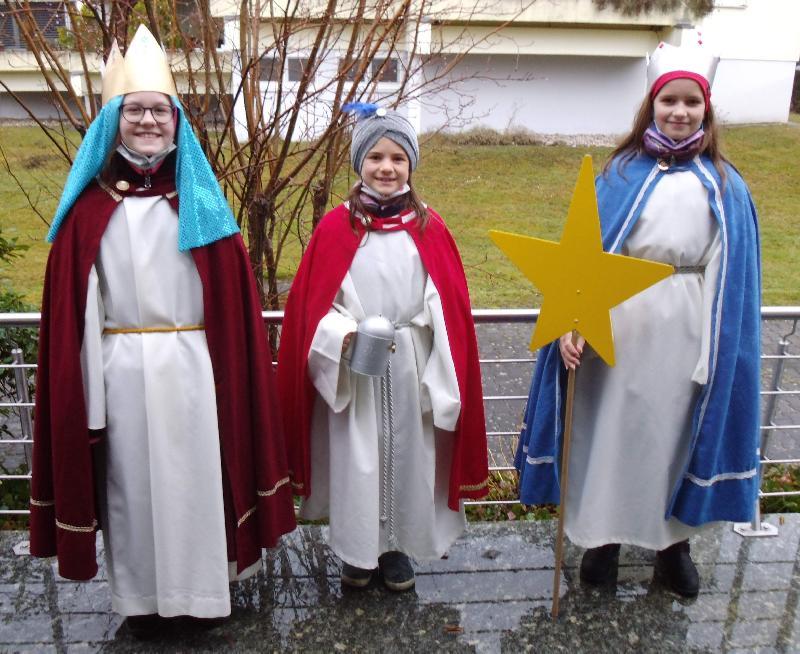 Am Montag, Dienstag und Donnerstag waren die Sternsinger im Hirschauer Stadtgebiet und in Krickelsdorf - unter dem Leitwort „Gesund werden – gesund bleiben“. Ein Kinderrecht weltweit“ von Haus zu Haus unterwegs. Gemeindereferentin Barbara Schlosser hatte sie auf ihre Aufgabe vorbereitet, bevor sie von Stadtpfarrer Johann Hofmann ausgesandt wurden.  - Foto von Werner Schulz