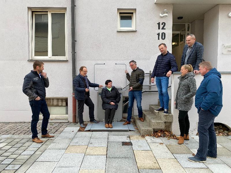 Die CSU-Fraktion machte sich vor Ort ein Bild von der gelungenen Sanierung der Postgasse. Als goldrichtig erachtete man, dass für einen behindertengerechten Zugang zur Tagespflege statt einer Rampe ein platzsparender Treppenlift angebracht wurde, den 2. Bgm. Bärbel Birner gleich testete. V. l.: Christian Gnan, Dr. Hans-Jürgen Schönberger, 2. Bgm. Bärbel Birner, 1. Bgm. Hermann Falk, 3. Bgm. Hermann Gebhard, Michaela Meier, Josef Luber und Martin Merkl. - Foto von Werner Schulz
