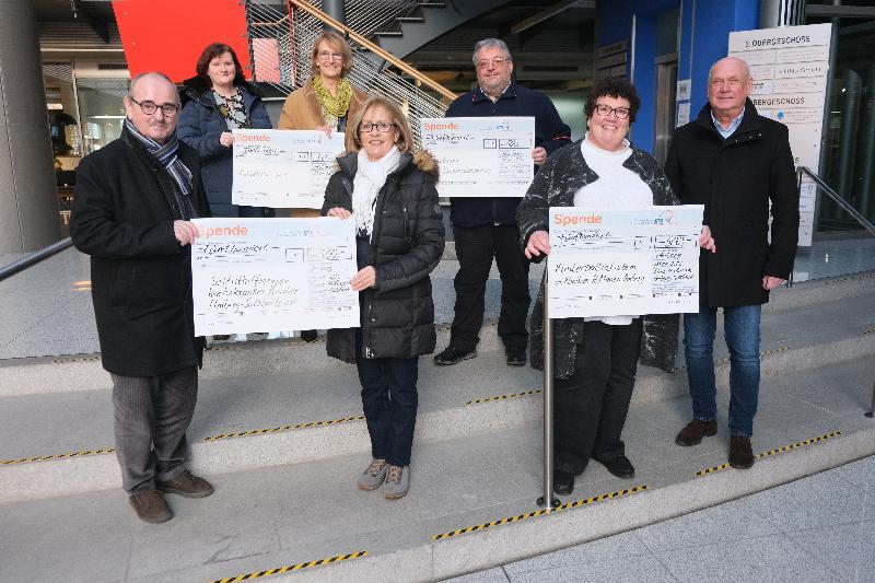 2000 Euro konnten Vertreter des Lions-Clubs Amberg-Sulzbach an Spenden überreichen. Vorne von links Club-Schatzmeister Hans Fürnkäs, Petra Waldhauser (Selbsthilfegruppe krebskranker Kinder), Karin Borchers (Kinderpalliativteam Ostbayern am Klinikum St. Marien) und Club-Präsident Gustl Walleter. Dahinter Daniela Bernschneider und Brigitte Breitfelder (Kinderschutzbund) sowie Carsten-Armin Jakimowicz (Malteser). Bild: Uschald - Foto von Uschald