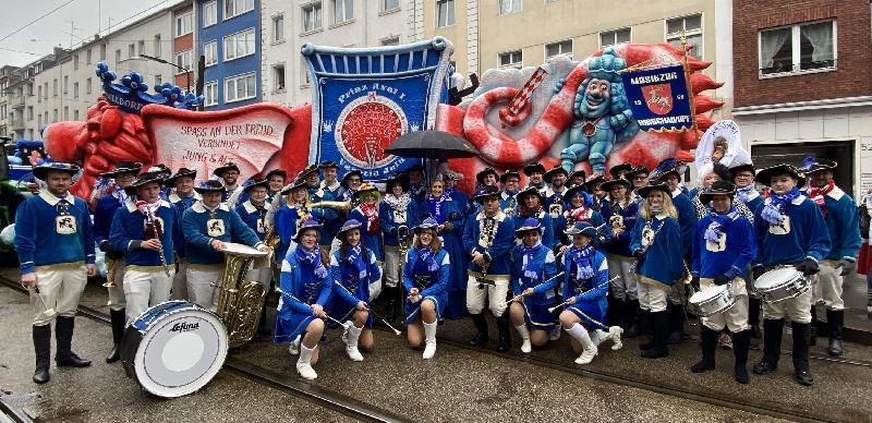 Seit 1978 heißt es für den Musikzug Hirschau alle Jahre am Rosenmontag „Düsseldorf Helau!“ Da der Rosenmontagszug auf den 29. Mai verschoben wurde, bleiben die Musikerinnen und Musiker aus der Kaolinstadt dieses Jahr daheim. Daher wird es heuer kein solches Foto geben! - Foto von Werner Schulz