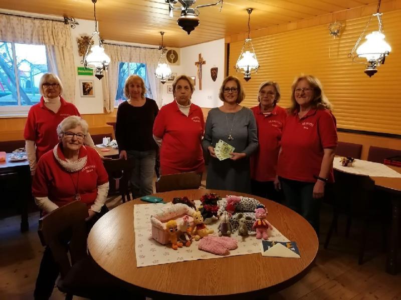 Die kreativen Frauen des Trachtenvereins „D’Vilstaler Haselmühl/Kümmersbruck“ waren 2021 wieder sehr fleißig. Zum wiederholten Mal bedachten sie die Selbsthilfegruppe Krebskranker Kinder mit einer 500-Euro-Spende. Stehend v. l.: Helga Högerl, Karin Kellner, Manuela Kern, SHG-Vors. Petra Waldhauser, Helga Grosch und Frontfrau Maria Bechtl, sitzend vorne: Paula Neugebauer. - Foto von Werner Schulz