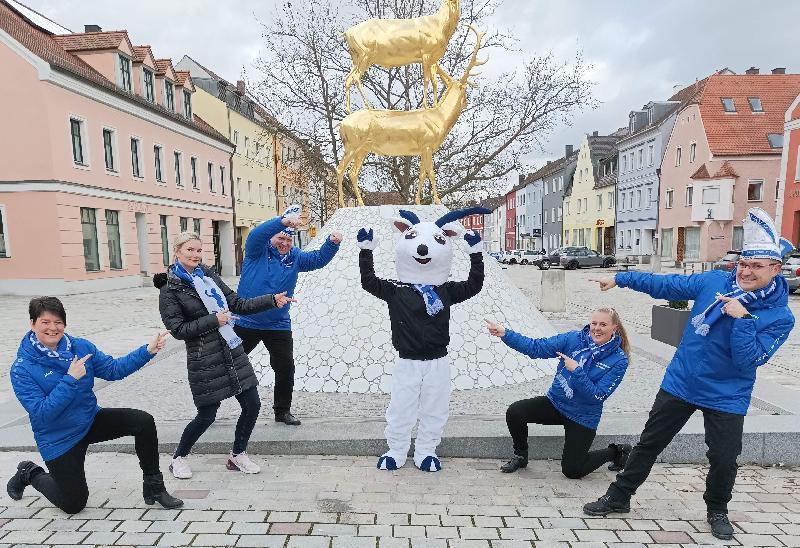 Das Maskottchen der Narrhalla Hirschau heißt „Monti“. Die Vorstandschaft entschied sich unter 25 Einsendungen für den Vorschlag von Anna Lena Kuhr. V. l.: Präsidentin Regina Merkl, Anna Lena Kuhr, Hofmarschall Martin Merkl, Maskottchen Monti, Vizepräsidentin Michaela Meier und Elferrat Sandro Gärtner. - Foto von Werner Schulz