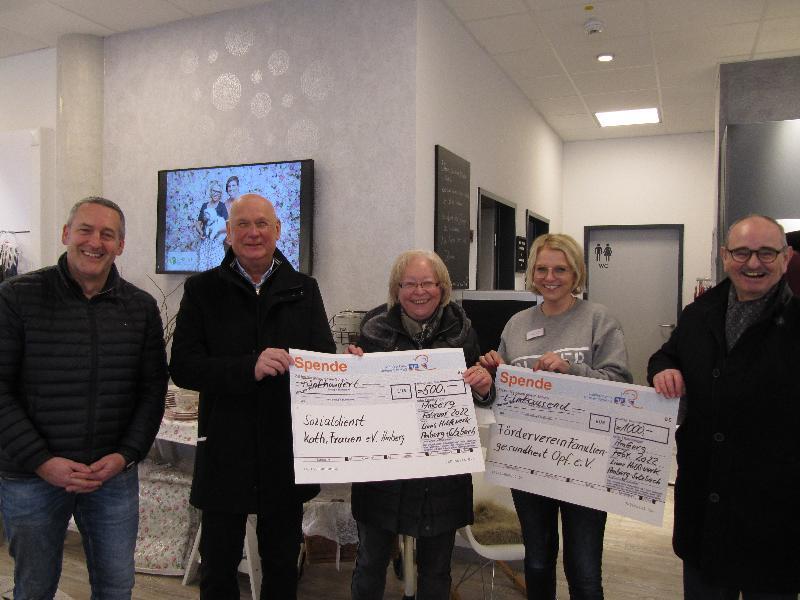 Weitere 1.000 Euro stellte der Lions-Club Amberg-Sulzbach für soziale Einrichtungen zur Verfügung. On links Vizepräsident Matthias Hahn. Präsident Gustl Walleter, Marianne Gutwein (SkF), Susanne Hahn (FFGO) und Hans Fürnkäs, Schatzmeist des Lions-Hilfswerks. Bild: Uschald - Foto von Uschald