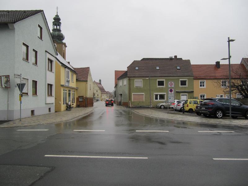 Die Engstelle beim „Fischerschusterhaus“ rechts beim westlichen Altstadtzugang soll für Fußgänger verbessert werden - Foto von Gerhard Fleischmann