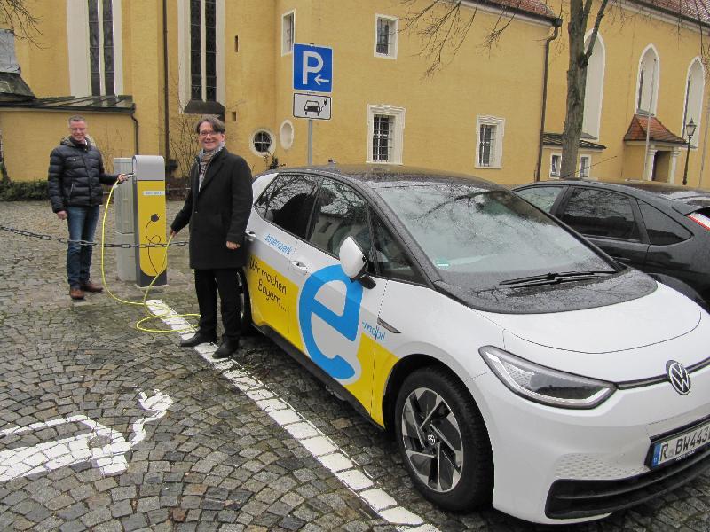 1.Bürgermeister Hermann Falk am elektrischen Zapfhahn hofft mit Bayernwerk Kundenbetreuer Markus Windisch dass die beiden neuen E-Tankstellen gut angenommen werden. - Foto von Gerhard Fleischmann