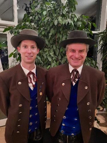 Bei der Jahreshauptversammlung des Heimat- und Trachtenvereins wurden die beiden Vorsitzenden Michael Meier (l.) und Gaston Lottner (r.) einstimmig in ihren Ämtern bestätigt. - Foto von Werner Schulz