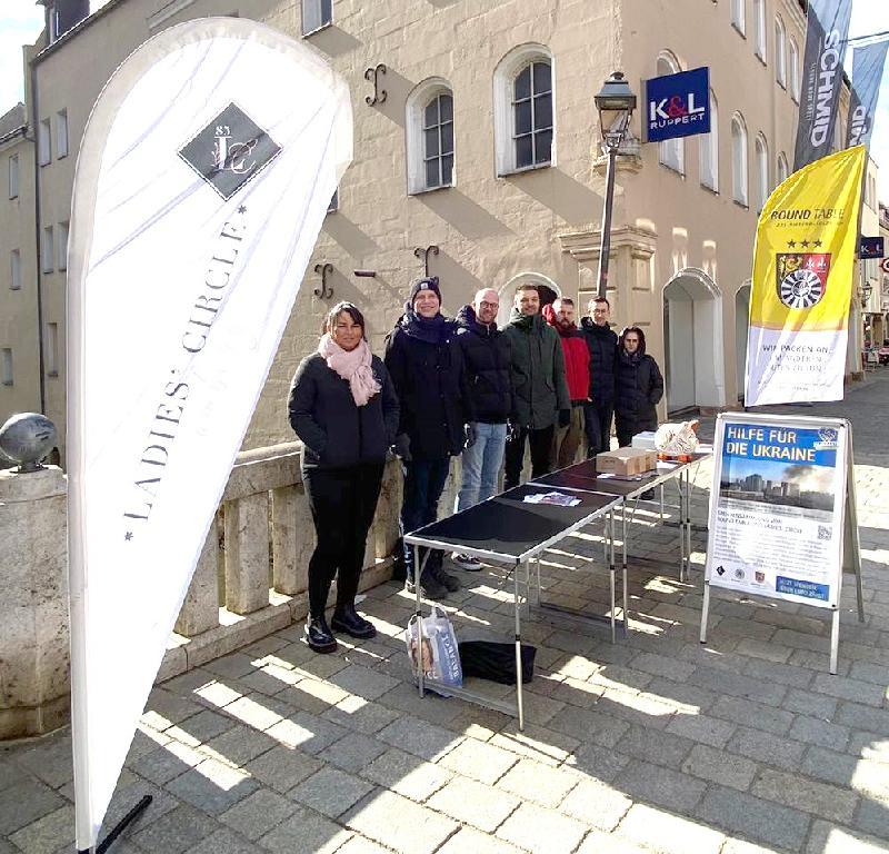 Mitglieder aller drei Serviceclubs der Region tragen gemeinsam die Sammelaktion Ukraine-Hilfe, die am Samstag auf dem Krambrücke fortgesetzt wird. Es sind dies Round Table 69 Amberg und 235 Amberg-Sulzbach sowie Ladies Circle Amberg.  - Foto von Hubert Uschald