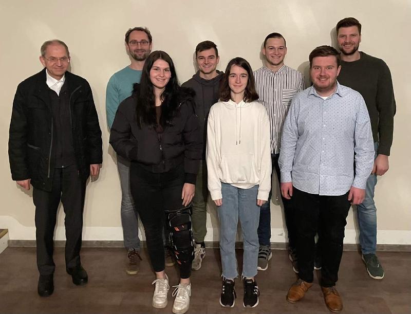 Bei der Vollversammlung im Pfarrheim wurde die neue Pfarrleitung der KJG Hirschau gewählt: V. l.: Stadtpfarrer Johann Hofmann, Christian Brinster, Luisa Bock, Alexander Feuchtmeyer, Anna Schreiner, Lukas Schlosser, Florian Kummer und Stefan Butschek. - Foto von Werner Schulz