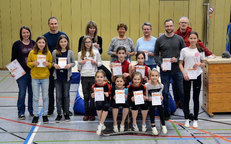 Neben den Turnerinnen des TuS Hirschau, wurden auch die Familie Lang li. und weitere Jugendliche und Erwachsene geehrt. Hintere Reihe, 4. v. re. Helga Kohl und 3. v. re. Marianne Wild, vom DSA-Prüferteam. - Foto von Fritz Dietl