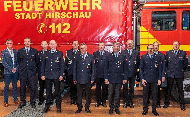 Bei der Jahreshauptversammlung der Freiwilligen Feuerwehr Hirschau wurde eine neue Vorstandschaft gewählt. V. l.: Bürgermeister Herman Falk, 1. Kommandant Sebastian Jasinsky, Fahnenträger Patrick Künzel, 2. Vorsitzender Thomas Maier, Fahnenträger Markus Tomala, 1. Vorsitzender Michael Schuminetz, 2. Kassier Rudi Endisch, 1. Kassier Michael Heinz, 2. Schriftführer Michael Dobler, 1. Schriftführer Manfred Mutzbauer, Kreisbrandmeister Marco Weiß und Kreisbrandinspektor Martin Schmidt. - Foto von Werner Schulz