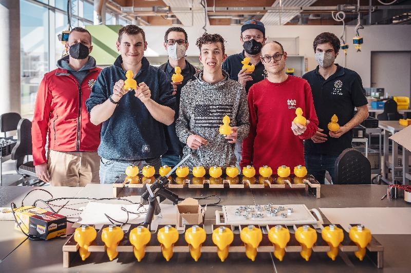 3.550 Plastikenten und – entchen, die Mitarbeiter der Jura-Werkstätten renntauglich gemacht haben, holten Präsidiumsmitglieder von Round Table Amberg von ihnen ab. Von links RT-Präsident Michael Golinski, Simon Lehnerer, RT-Schatzmeister Manoel Schmidt, Dennis Castillo, RT-Vizepräsident Thomas Andraschko, Florian Anetzberger und RT-Pastpräsident Steffen Treppesch. Bild: usc   - Foto von Uschald