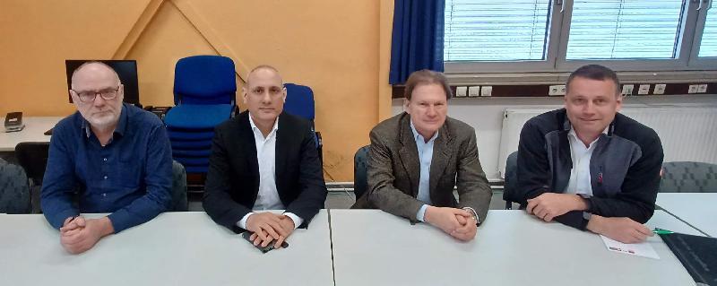 Die Zukunft des Rohrwerks Maxhütte erläuterten V. l.: Betriebsratsvorsitzender Karl-Heinz König, MdEP Ismail Ertug, Geschäftsführer Thomas Forster und der SPD-Kreisvorsitzende Uwe Bergmann.  - Foto von Werner Schulz