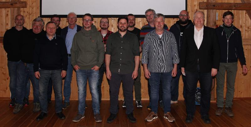 Die neue Vorstandschaft der Hirschauer Anglerfreunde v. l.: Tobias Prösl, Hans Amann, Dorel Cotoi, Philip Merz, Kassier Robert Dotzler, Vors. Stefan Dotzler, Christian Hofmann, Vors. Martin Stadler, Manuel Finster, Rüdiger Hanft, Roland Lingl, Tobias Flor, Schriftführer Andreas Lüßmann und Stefan Walch. - Foto von Werner Schulz