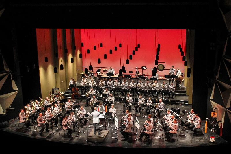 In großer Besetzung gastiert Freitag, 29. April das Heeresmusikkorps Veitshöchheim mit einem Benefizkonzert im ACC. Karten dafür gibt es nur im Vorverkauf. Der Erlös dieses Abends geht zu 50 Prozent an die „Bürgerstiftung Amberg“ und zu 50 Prozent an das Bundeswehrsozialwerk zu Gunsten verwundeter und traumatisierter Soldaten. Das Orchester spielt Traditionsmärsche, klassische sinfonische Blasmusik, Filmmusik, Rock, Pop und Swing. - Foto von Uschald