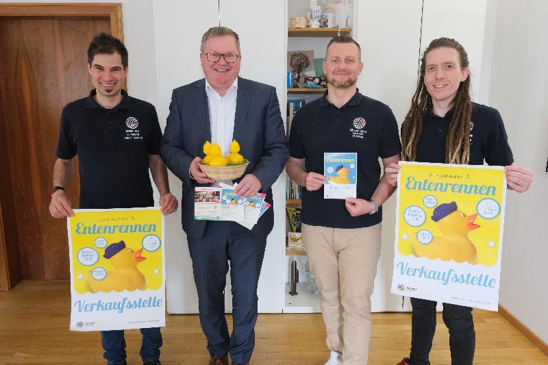 Drei Rennenten mit der Startnummern 1 bis 3 erhielt Schirmherr OB Michael Cerny (Zweiter von links) von Vertretern von Round Table 69 Amberg. Zur Übergabe kamen (von links) Past-Präsident Stephen Treppesch, Club-Präsident Michael Golinski und Social-Media-Beauftragter Julian Ellmaier. Bild: Uschald - Foto von Uschald