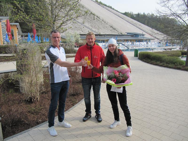 1.Bürgermeister Hermann Falk begrüßt mit Bäderleiter Andreas Gebhardt als erste Besucherin der Sommersaison Nicole Ott rechts. - Foto von Gerhard Fleischmann