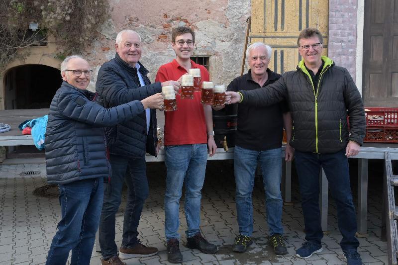 Zum Start der Bühnenproben für Jules Vernes „In 80 Tagen um die Welt“ wurde auf das Gelingen der neun Vorstellungen mit einem guten Schluck „Extra-Bier“ angestoßen. V. l.:
2. Vors. Alfred Härtl, 1. Vors. Altbürgermeister Hans Drexler, Brauerei-Chef Sebastian Dorfner, Senior-Chef Franz Dorfner und Regisseur Dieter Held.
 - Foto von Werner Schulz