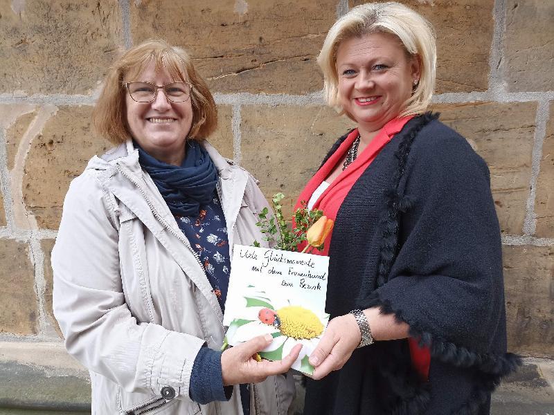 Die Bezirksvorsitzende Margarete Hirsch (l.) hatte beim Bezirkstag die angenehme Aufgabe, Kerstin Aufschneider (r.) mit einem Präsent zu ihrer Wahl zur stellvertretenden KDFB-Diözesanvorsitzenden in der Diözese Regensburg zu gratulieren.  - Foto von Werner Schulz