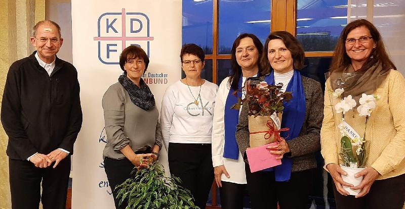 Bei der Jahreshauptversammlung des Katholischen Frauenbundes wurde eine neue Vorstandschaft gewählt. V. l.: Michaela Meier, Stadtpfarrer Johann Hofmann, Michaela Radolf, Birgit Birner, Michaela Fellner, Führungsteamsprecherin Angela Schreiner, Ulrike Mutzbauer, Anna-Maria Sellmeyer, Gerlinde Siegert und Sigrid Stepan. - Foto von Werner Schulz