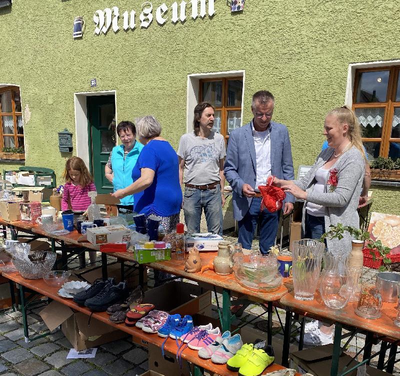Mit ihrem Frühlings-Flohmarkt stellte die CSU-Frauen-Union unter Führung ihrer Vorsitzenden Stadträtin Michaela Meier (r.) erneut unter Beweis, dass für sie das „C” und „S” im Parteinamen Verpflichtung bedeutet, sich sozial zu engagieren. Dafür gab es auch Lob und Anerkennung von Bürgermeister Hermann Falk (2.v.r.), der dem Markt einen Besuch abstattete. - Foto von Werner Schulz