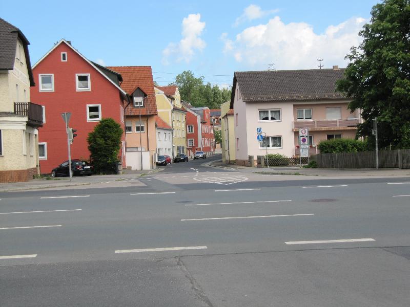 Der Bauabschnitt von der Kreuzung mit der B14 bis hinter der Einfahrt zum Edeka-Markt  Richtung Marktplatz soll heuer noch umgesetzt werden. Ob die drei Parkplätze links Richtung Marktpatz bleiben sollen ist in der Dikussion. - Foto von Gerhard Fleischmann