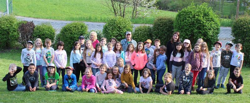„Schullandheim ist super!“ Die Mädchen und Jungen der Kombiklasse 1/2 und die Viertklässler waren genauso begeistert von ihrem Aufenthalt im Schullandheim Gleißenberg wie ihre Klassenleiter Hildegard Feyrer (hinten l.) und Ramona Ruppert (hinten r.) sowie Förderlehrer Dieter Albrecht (hinten Mitte).  - Foto von Werner Schulz