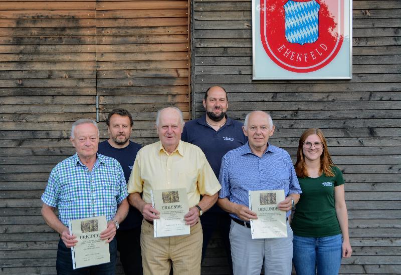 Von li. hinten, 1. Kommandant Christian Lenk, 2. Kommandant Klaus Schlosser und 2. Vorsitzende Selina Dorner freuten sich, treue Mitglieder auszeichnen zu können. Anwesend v. li. vorne waren: Anton Basler, Georg Schlosser und Sebastian Mayer.  - Foto von Fritz Dietl