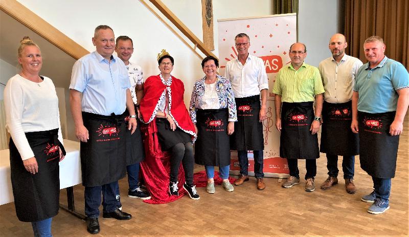 Die Stadträte standen nicht nur Rede und Antwort, sie bewirteten die Jugendlichen auch an diesem Abend - Foto von Monika Reindl