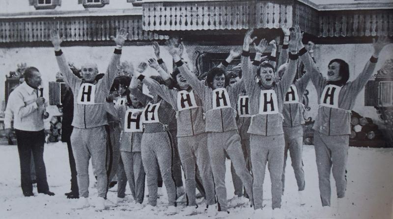 Der 8. April 1972 wurde zum denkwürdigen Tag für die Stadt Hirschau. Das Team aus der Kaolinstadt gewann beim TV-Städteduell „Spiel ohne Grenzen“ im Eisstadion von Bad Tölz nach dramatischem Wettkampf mit 14:12 Punkten. Vordere Reihe v. l.: Moderator Camillo Felgen, Trainer Hermann Häckl, halb verdeckt Luzia Dietz und Gerlinde Strobl, Jürgen Rödig, Hans Graf, Waldemar Krölloff und Richard Gaßner. - Foto von Werner Schulz
