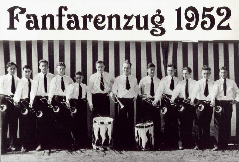 In der Uniform der Kolpingjugend trat der „Fanfarenzug” am 1. Mai 1952 erstmals öffent¬lich auf dem Hirschauer Marktplatz auf. V. l.: Heribert Fleischmann, Rainer Meergans, Albert Fink, Anton Graf, Adolf Birner, Karl Winter, Josef Uschold, Sigfried Lösch, Hans Grill, Ludwig Berger, Eduard Brem, Hermann Gebhard. - Foto von Werner Schulz