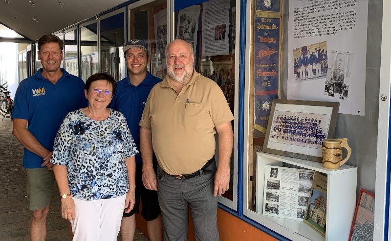 Der Musikzug feiert heuer sein 70-jähriges Jubiläum. Wer sich über seine Geschichte informieren möchte, hat dazu in der Eisen-Schertl-Passage Gelegenheit. Bei der Eröffnung der Ausstellung v. l.: Firmeninhaber Stefan Schertl, 2. Bürgermeisterin Bärbel Birner, Vorstand Maximilian Stein und Ex-Vorstand Ausstellungsgestalter Werner Stein.

Maximilian Stein bedankt sich bei Stefan Schertl für sein Angebot und seine Bereitschaft einige Fenster zur Verfügung zu stellen. Er ist immer gerne bereit, örtliche Vereine entsprechend zu unterstützen.
Weiterhin bedankte er sich bei Werner und Susanne Stein für die Gestaltung der Fenster. Man hätte vermutlich die Fenster der kompletten Passage füllen können, jedoch hat man sich auf die wesentliche Geschichte des Vereins konzentriert.
Maximilian Stein erläuterte noch das geplante Programm für das Marktplatzfest – siehe Anlage
 - Foto von Werner Schulz