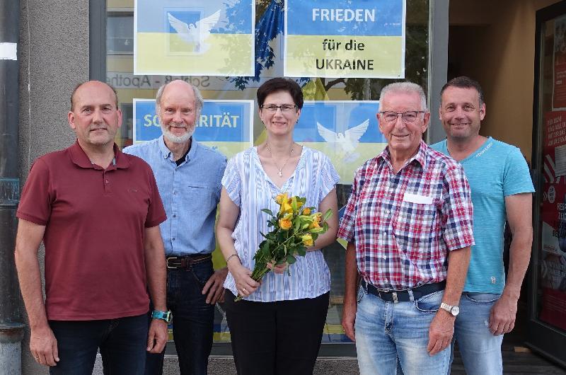 Seien es fehlendes Mobilar, Dinge des täglichen Bedarfs oder aufwändige Behördengänge, nahezu täglich kümmert sich SPD-Stadträtin Hildegard Gebhardt um die ukrainischen Geflüchteten im Hirschauer Josefshaus. Mit einem Blumenstrauß bedankte sich SPD-Vorsitzende Günther Amann für Ihren beispiellosen Einsatz. - Foto von Günther Amann