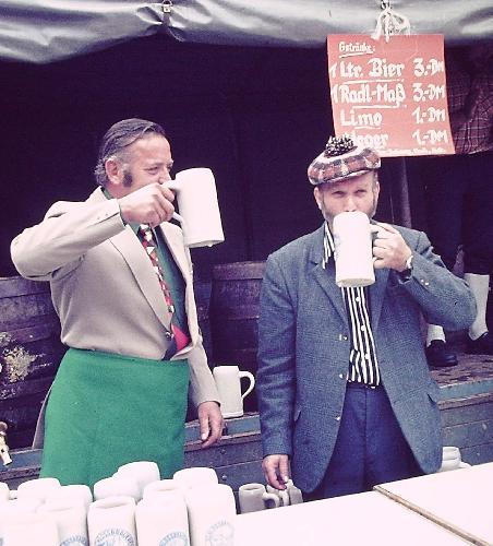 Vor 47 Jahren, am 31. August 1975, schlug die Geburtsstunde des Marktplatzfestes. Sepp Uschold (r.), der Gründer des Musikzugs, hatte die Idee dazu, um mit dem Erlös die Reise des Musikzugs zur Steuben-Parade in New York zu finanzieren. Den Bieranstich bei der Premiere nahm 2. Bürgermeister Hans Dobmeyer (l.) vor. - Foto von Werner Schulz