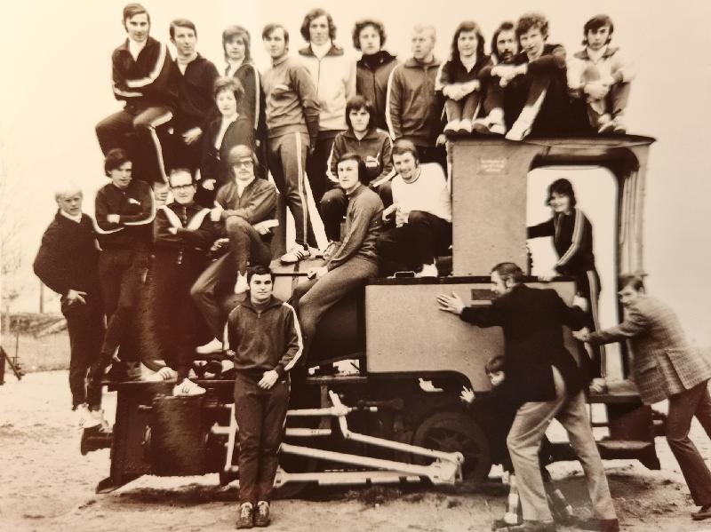 Nach dramatischem Kampf besiegte die Hirschauer Mannschaft am 8. April 1972 beim TV-Städteduell im Eisstadion von Bad Tölz das Gastgeberteam mit 14:12. Die Initiative zur Teilnahme war von Hans Dobmeyer (vorne 2.v.r.) ausgegangen. Er war Initiator, Motor und Organisator in Personalunion. Unterstützt wurde er dabei von Bepp Dietz (vorne r.). Auf Vordermann und in Form gebracht wurden die Spieler*innen vom Trainergespann Bobby Schertl (vorne l.) und Hermann Häckl (nicht im Bild). - Foto von Werner Schulz