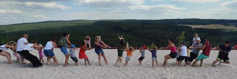 Eine tolle Sache war die Gelenkgruppe, die im Kindergartenjahr 2021/2022 erstmals im Antonius-Kindergarten eingerichtet war. Erzieherinnen, Eltern und Kinder hatten jede Menge Spaß beim Abschluss-Event auf dem Plateau des Monte Kaolino, wie hier beim Tauziehen.  - Foto von Werner Schulz