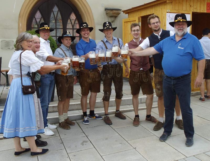 LTC Matthew Piosa (4.v.r.) hatte das erste Fass Festbier angezapft. Mit ihm stießen auf das Gelingen des 46. Markplatzfestes v. l. an: Stadträtin Johann Erras-Dorfner, Brauerei Senior-Chef Franz Dorfner, Bürgermeister Hermann Falk, CSM Brian Rathbun, Musikzug-Vors. Maximilian Stein und v.r. NBMB-Kreisvors. Werner Stein, stellv. Musikzug-Vors. Erik Remhof und Brauerei-Chef Sebastian Dorfner.  - Foto von Werner Schulz
