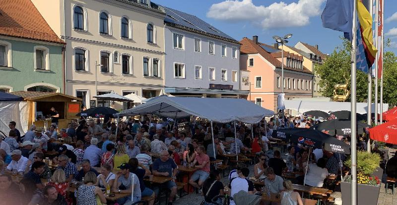 Das 46. Marktplatzfest des Musikzugs erwies sich einmal mehr als echter Besuchermagnet. Hirschaus Innenstadt wurde zu einer einzigen Partymeile, auf der sich Einheimische wie auswärtige Gäste in Scharen ein Stelldichein gaben und bei bester Stimmung feierten. - Foto von Werner Schulz