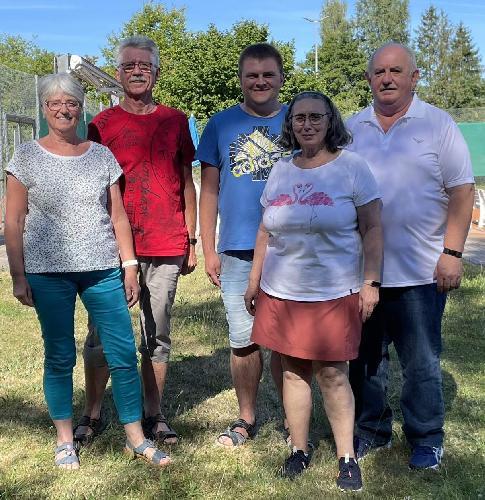 Einstimmige Mitgliedervoten gab es für sämtliche Vorstandsmitglieder der Hirschauer Wanderfreunde. V. l.: Schriftführerin Christa Kindzorra, Wanderwart Manfred Kindzorra, 2. Vorsitzender Dominik Pentner und 1. Vorsitzender Christian Renner. - Foto von Werner Schulz