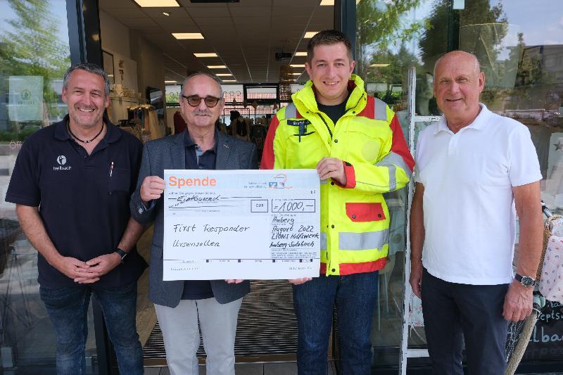 Mit weiteren 1.000 Euro unterstützt das Lions-Hilfswerk Amberg-Sulzbach die First Responder der Freiwilligen Feuerwehr Ursensollen, die stellvertretender Leiter Josef Graml (Zweiter von rechts) in Amberg entgegennehmen durfte. Von links Club-Präsident Matthias Hahn, Schatzmeister Hans Fürnkäs und Gustl Walleter, Vorsitzender des Hilfswerks. Bild: Uschald - Foto von Uschald