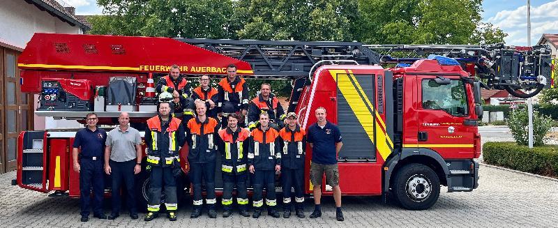 Je fünf Feuerwehrleute der Wehren Auerbach und Hirschau wurden zu Drehleitermaschinisten ausgebildet. Vorne l.: Kommandant Sven Zocher (FF Auerbach), Ausbilder Thomas Kulacz, vorne r.: Kommandant Sebastian Jasinsky (FF Hirschau). Die Hirschauer Maschinisten (vordere Reihe): Felix Hiemer (2.v.r.), Marco Schuminetz (3.v.r.), Christoph Erras (5.v.r.), hintere Reihe: André Schlaffer (2.v.l.) und Sebastian Braun (3.v.l.). - Foto von Werner Schulz