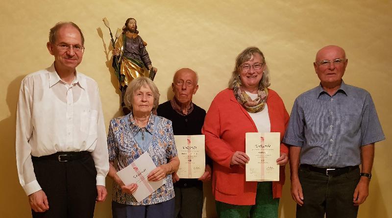 Ein Höhepunkt der KAB-Jahreshauptversammlung war die Ehrung langjähriger Mitglieder. V. l.: Stadtpfarrer KAB-Präses Johann Hofmann, Irmgard und Herbert Rubenbauer (beide 40 Jahre), Monika Uhl (25 Jahre) und KAB-Ortsvorsitzender Günter Übelacker. - Foto von Werner Schulz