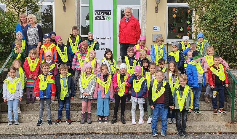 Die Kreisverkehrswacht Amberg-Sulzbach stattete die 52 ABC-Schützen der Hirschauer Grundschule mit gelb reflektierenden Sicherheitsüberwürfen aus, damit sie auch bei Dunkelheit sicher zur Schule und wieder nach Hause kommen. Hinten l.: Die Klassenleiterinnen Maria Lösch-Ringer und Hildegard Feyrer, hinten r.: Verkehrswacht-Vorsitzender Hubert Ritz.  - Foto von Werner Schulz