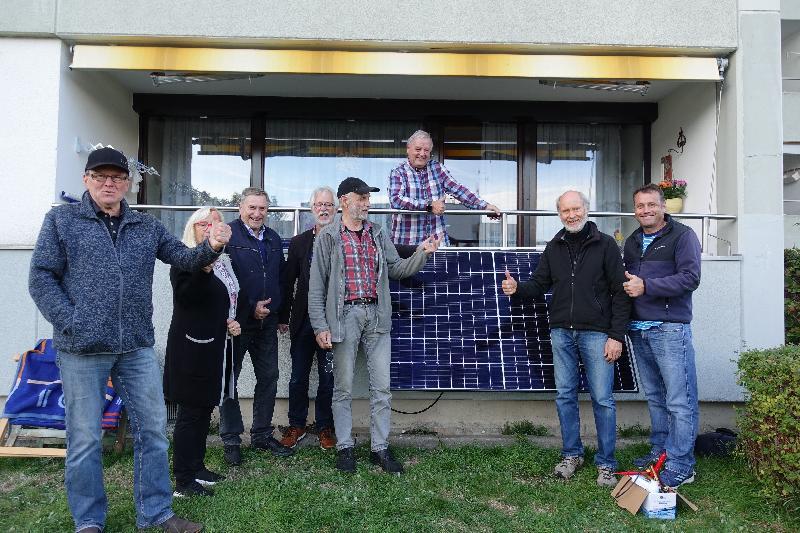 Bis zu 300 Watt Sonnenstrom liefert ein Steckermodul unter günstigen Bedingungen. Wie solche Anlagen mit einfachen Mitteln an einem Balkon befestigt werden können, dafür interessierten sich zahlreiche Photovoltaik-Freunde bei einem Workshop der Hirschauer SPD.  Im Bild Kursleiter Dipl. Ing. Karl Rösch (4. von rechts), Reinhard Tretter (3. von rechts), SPD-Vorsitzender Günther Amann (2. von rechts),  SPD-Kreisvorsitzender Uwe Bergmann - Foto von Günther Amann