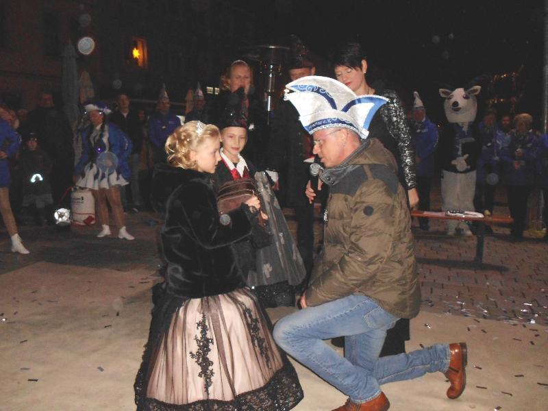 Hirschau ist seit Freitag, den 11.11., wieder einmal in Narrenhand. Bürgermeister Hermann Falk übergab bereitwillig den Rathausschlüssel und die Stadtkasse an Prinzessin Janina I. und Prinz Benedikt I.. Mit im Bild: Präsidentin Regina Merkl. - Foto von Werner Schulz