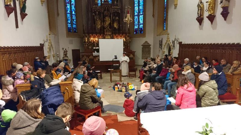 Nach mehrjähriger Pause feierten über 30 Kinder mit ihren Familien auf Initiative von EKG-Leiterin Lisamarie Schmidl und Gemeindereferentin Barbara Schlosser (vorne Mitte) in der Stadtpfarrkirche Mariä Himmelfahrt wieder ein Krabbelgottesdienst. Am 11. November stand er unter dem Motto „Teilen wie St. Martin“. - Foto von Werner Schulz