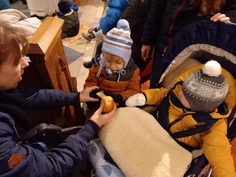 Krabbelkinder teilen wie St. Martin
