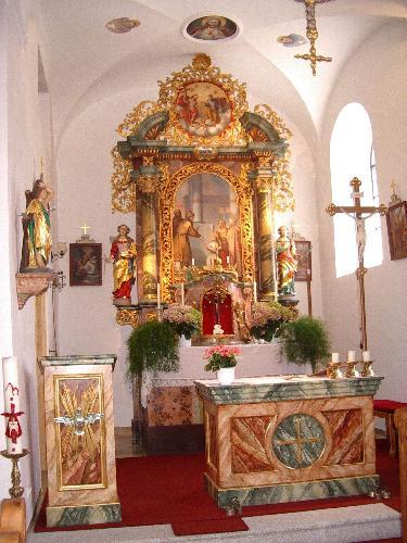 Am heutigen Montag wird in Weiher wieder das Patrozinium der Dorfkirche Mariä Opferung gefeiert. Volks- wie Hochaltar erstrahlen seit der letzten Generalsanierung im Juli 1995 in neuem Glanz. - Foto von Werner Schulz