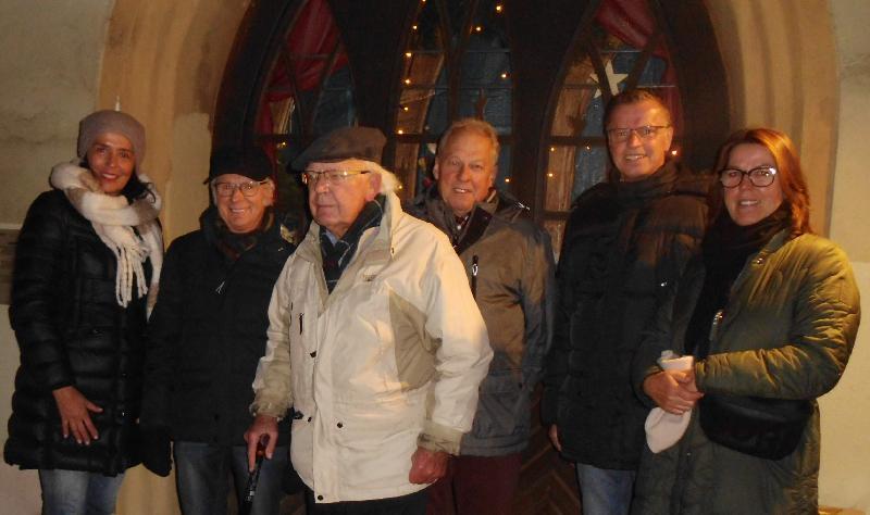 Bürgermeister Hermann Falk öffnete am Donnerstag das erste Türchen des 20. Lebendigen Adventskalenders. Er dankte allen, die zum Gelingen der Veranstaltungsreihe beitragen. V. l.: Anne Meißner-Wagner, Gewerbeverbands-Vors.Alfred Härtl, Josef Dobmeyer, stellv. HuT-Vors. Alfred Naber, Bgm. Hermann Falk und Katharina Ostermann - Foto von Werner Schulz